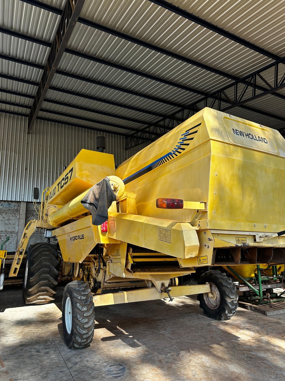 COLHEITADEIRA NEW HOLLAND TC57 2002